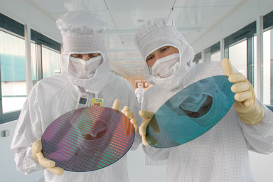 GlobalFoundries (ex-AMD), Dresde (Allemagne) 2007 <br><br>
Ces ingénieurs examinent des « wafers », des galettes de silicium de 30 centimètres de diamètre. C’est sur ce matériau semi-conducteur que sont gravés les microprocesseurs. A l’époque, les traits de gravure étaient de 65 nanomètres, aujourd’hui les puces les plus avancées sont annoncées entre 3 et 7 nanomètres (10 000 fois plus fin qu’un cheveu !). <br><br>*****<br><br> These engineers are examining silicon wafers which are 30 centimeters in diameter. Microprocessors are etched on this semiconductor material. Back then, the engraving lines measured 65 nanometers, today the most advanced chips are announced to be between 3 and 7 nanometers (10 000 times thinner than a hair!).