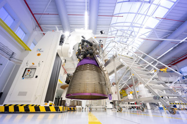 Ariane Group, Vernon (Eure - France) 2023 <br><br>  C’est dans cet énorme hall que l’on assemble le moteur cryotechniques Vulcain®2.1, fonctionnant avec de l’hydrogène et de l’oxygène liquides. Il développe une poussée de 138 tonnes au décollage et fonctionne dans des températures extrêmes (entre plus 3 000 degrés et moins 253 degrés). C’est ce moteur qui va propulser l’étage principal des fusées Ariane 6, un programme de l’Agence Spatiale Européenne dont ArianeGroup est le maître d’œuvre. <br><br>*****<br><br> The Vulcain®2.1 cryogenic engine, which runs on liquid hydrogen and oxygen, is assembled in this enormous hall. It develops a thrust of 138 tonnes at take-off and operates in extreme temperatures (between + 3 000 degrees and - 253 degrees). This very engine will power the main stage of the Ariane 6 rockets, a European Space Agency programme for which ArianeGroup is the prime contractor.