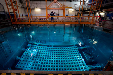 EDF, Centrale nucléaire du Blayais (Gironde - France) 2023  <br><br> Immergées dans cette eau lumineuse, les barres de combustible usées passent près de deux ans en piscine pour perdre de leur radioactivité. Elles sont ensuite envoyées au centre de retraitement. Pendant leur cycle de vie de quatre ans dans le réacteur, les pastilles d'uranium auront permis de fournir de l’électricité à plus de 3,5 millions de personnes. <br><br>*****<br><br> The spent fuel rods are immersed for nearly two years in the luminous water of this pool to lose their radioactivity. They are then sent to the reprocessing centre. During their four-year life cycle in the reactor, the uranium pellets will have supplied electricity to more than 3.5 million people.