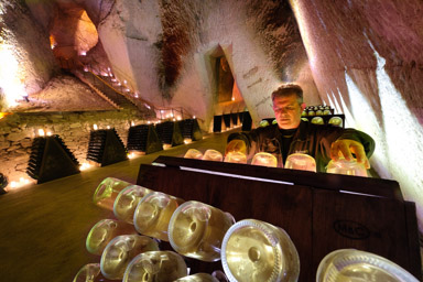 Ruinart, Reims (Marne - France), 2011  <br><br>
Deux fois par jour, le maître de cave tourne les bouteilles stockées dans les crayères, afin de précipiter les levures vers le goulot. Au bout de six semaines, les flacons sont dégorgés pour éliminer les dépôts. Dans ces anciennes carrières, la température (11° C toute l’année) et le taux d’humidité (85 à 90 %) permettent au vin de vieillir harmonieusement. <br><br>*****<br><br>Twice a day, the cellar master turns the bottles stored in the former chalk pits or “crayères”, in order to precipitate the yeast towards the neck. After six weeks, the bottles are disgorged to eliminate the deposits. In these old quarries, the temperature (11°C all year round) and the humidity level (85-90%) allow the wine to age harmoniously.
